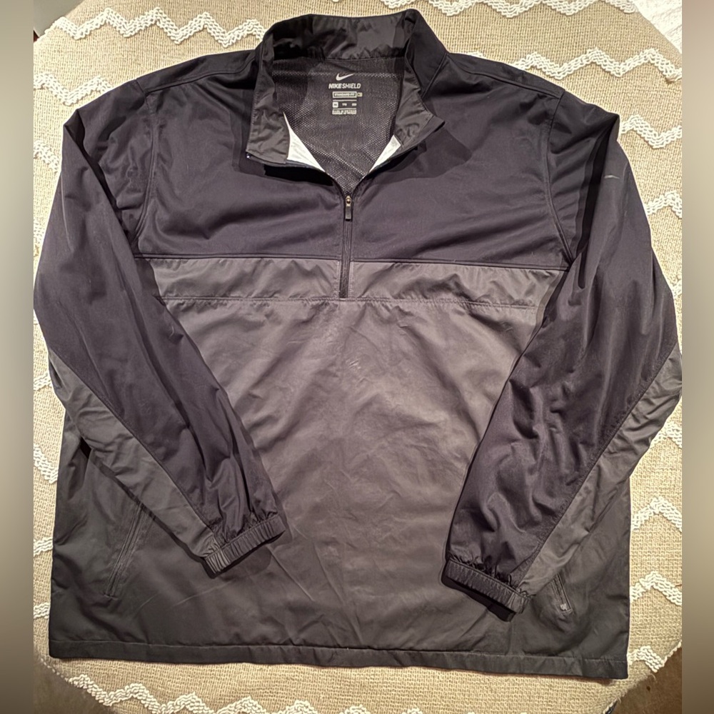 Nike Shield Victory 1/2-Zip men's golf jacket in a black and gray color-block